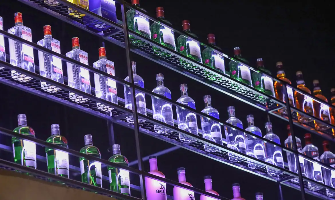 Agevisa-PB recomenda fiscalização rigorosa de bebidas suspeitas de adulteração em todo o Estado - Imagem do artigo original