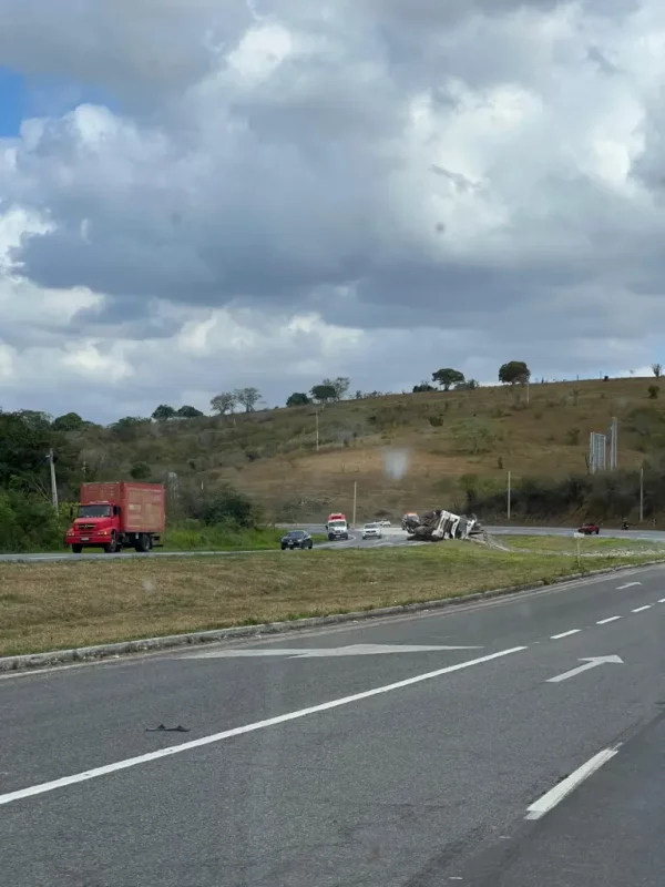 Caminhão com carga de cimento tomba e fecha BR-230 em Massaranduba - Imagem do artigo original