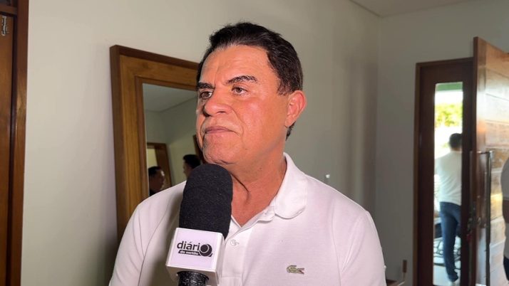 Vídeo mostra jovem mantendo espingarda sob sofá em Itaporanga; major acalma mãe durante operação - Imagem do artigo original